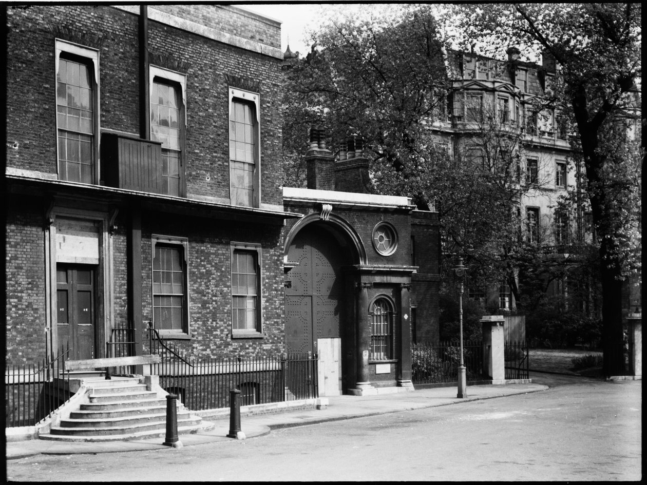 Whitehall Gardens, Whitehall, City of Westminster, Greater London Authority, 1930-luku. tekijältä Charles William Prickett