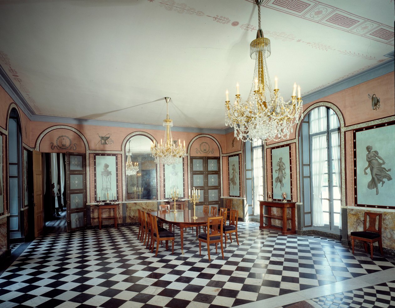 Näkymä Malmaisonin linnan ruokasalista, keisari Napoleon I:n (1769-1821) asuinpaikka, Charles Percierin (1764-1838) ja Pierre Francois Leonard Fontainen (1762-1853) koristelu 1800 Rueil Malmaison, musee du chateau tekijältä Charles and Fontaine Pierre Percier