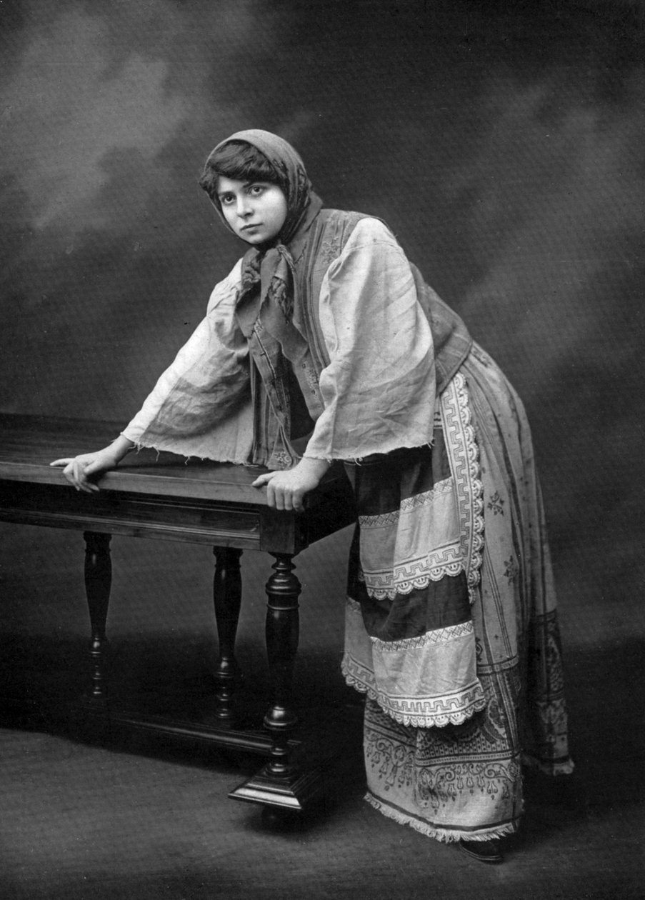 Ranskalainen näyttelijä Jane Rosni-Derys Sonia Randzewna näytelmässä "Les revoltes", Pariisi, valokuva Cheri Rousseau ja Glauth ranskalaisesta lehdestä "Le theatre" joulukuu 1908 tekijältä Cheri Rousseau