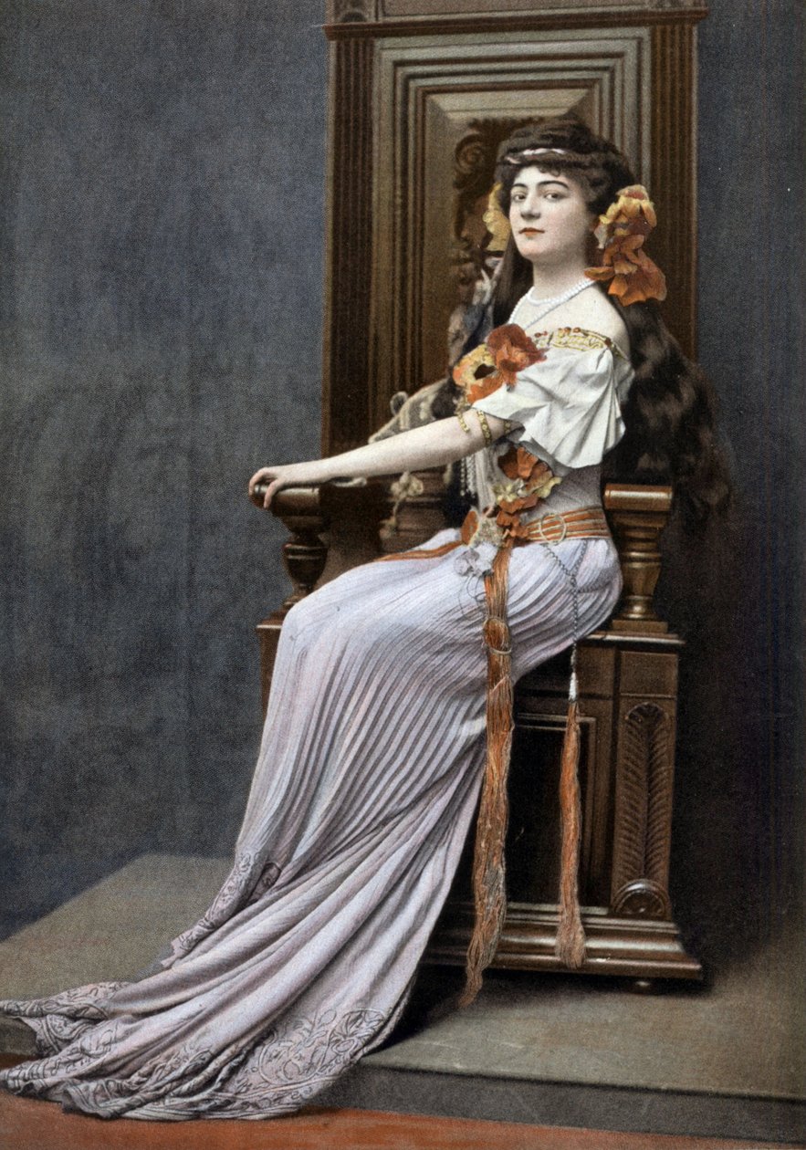 Oopperalaulaja Ketty Lapeyrette (1884-1940) Dalilan roolissa oopperassa "Samson et Dalila", valokuva Cheri Rousseau ranskalaisesta "Le Theatre" -lehdestä elokuussa 1908 tekijältä Cheri Rousseau