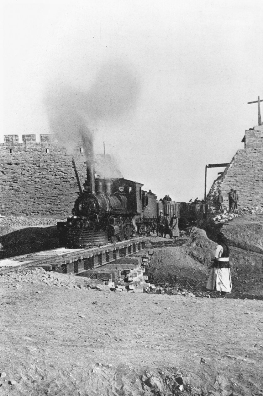 Ensimmäinen juna, joka kulki Kiinan Pekingin muurin läpi, n. 1900 tekijältä Chinese Photographer