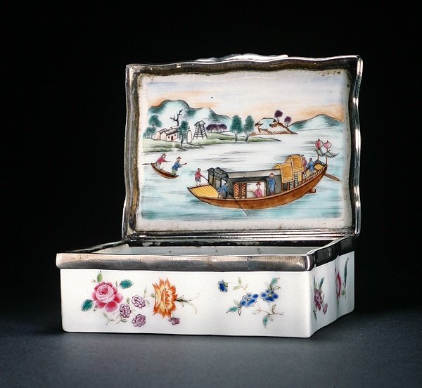 Mughal-nuuskalaatikko, Qianlong-kausi (1736–1795) n. 1760 (posliini) (katso myös 314538) tekijältä Chinese School