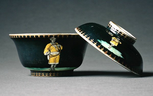 Sokerikulho ja kansi, Qianlong-kausi (1736-1795) n. 1740 (posliini) (katso myös 314531) tekijältä Chinese School