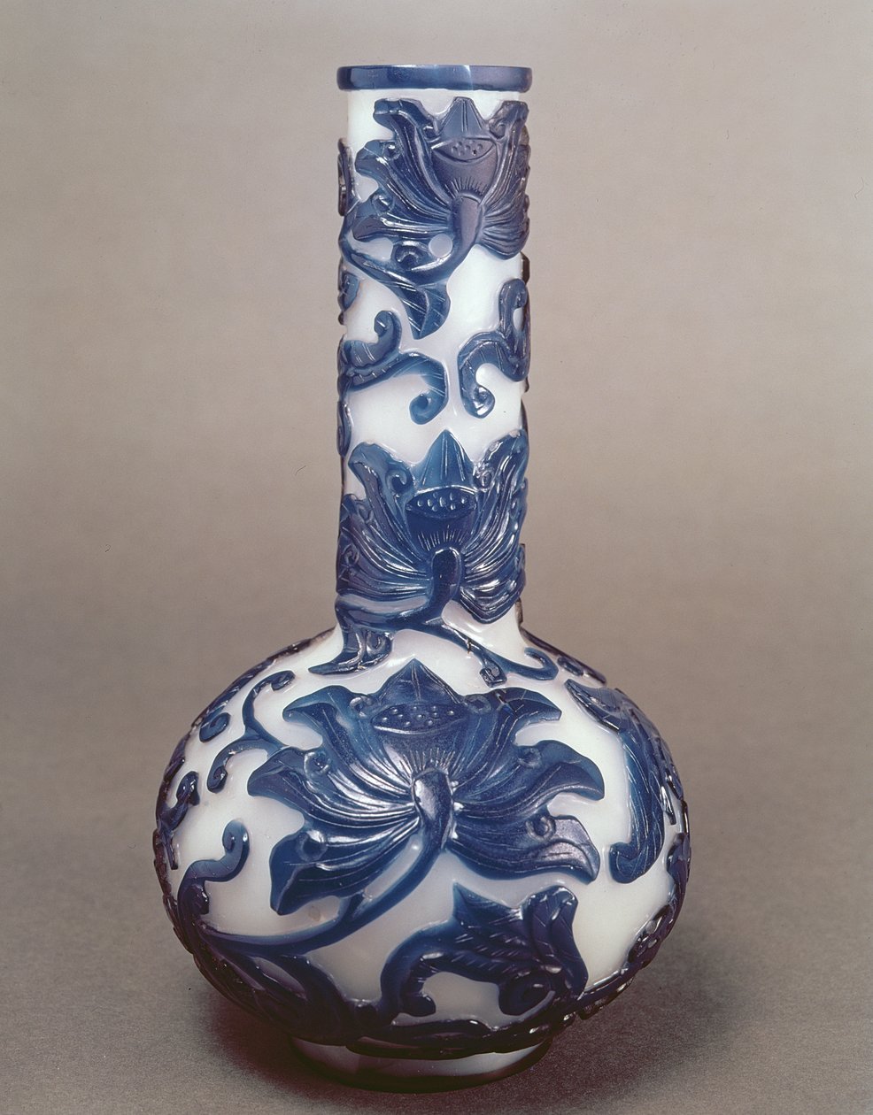 Kiinalainen sinivalkoinen kameelasipullo, Chien Lungin kausi (1736-95). tekijältä Chinese School