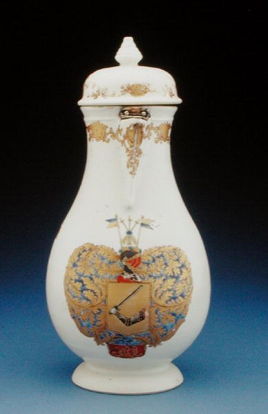 Meissenin muotoinen kahvipannu, jossa Gustav Gabriel Loodhin vaakuna, Qianlongin kausi (1736-95) (posliini) (katso myös 210134). tekijältä Chinese School