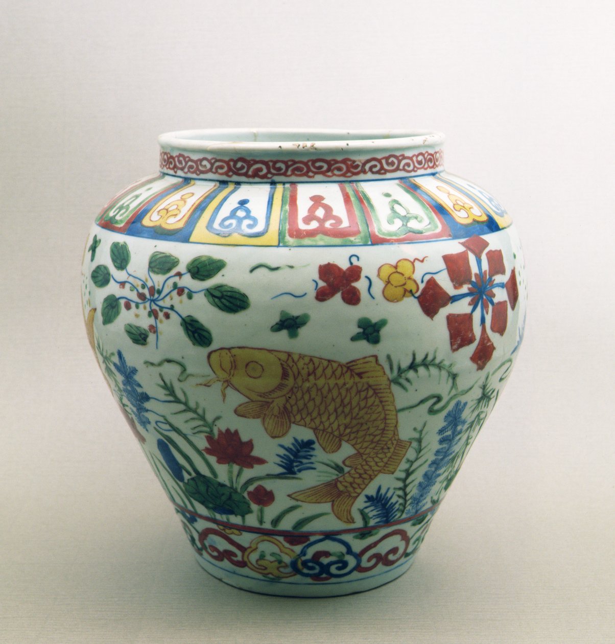 Kaloilla ja kukilla koristeltu pallomainen purkki, Chia Ching -kausi (1522-66) tekijältä Chinese School