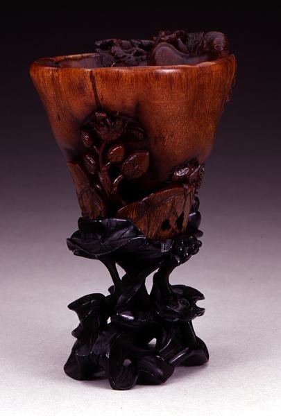 Libation cup, Qianlong-kausi 1736-1795, Ching-dynastia (veistetty sarvikuonon sarvi) (katso 142653-5 ja 142694) tekijältä Chinese School