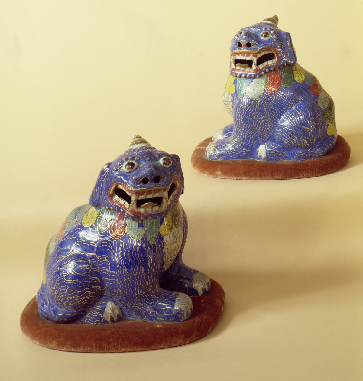 Pari kiinalaista cloisonne-koiraa, 1700-luku (cloisonnen emali) tekijältä Chinese School