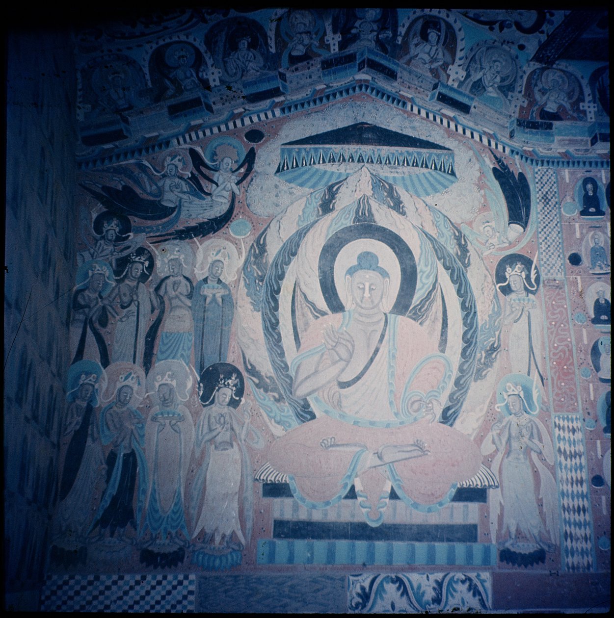Shakyamuni Buddha saarnaa, Bodhisattvojen ja Asparesien ympäröimänä, Nanbeichao II -kausi, 501-580 jKr (luolamaalaus) tekijältä Chinese School