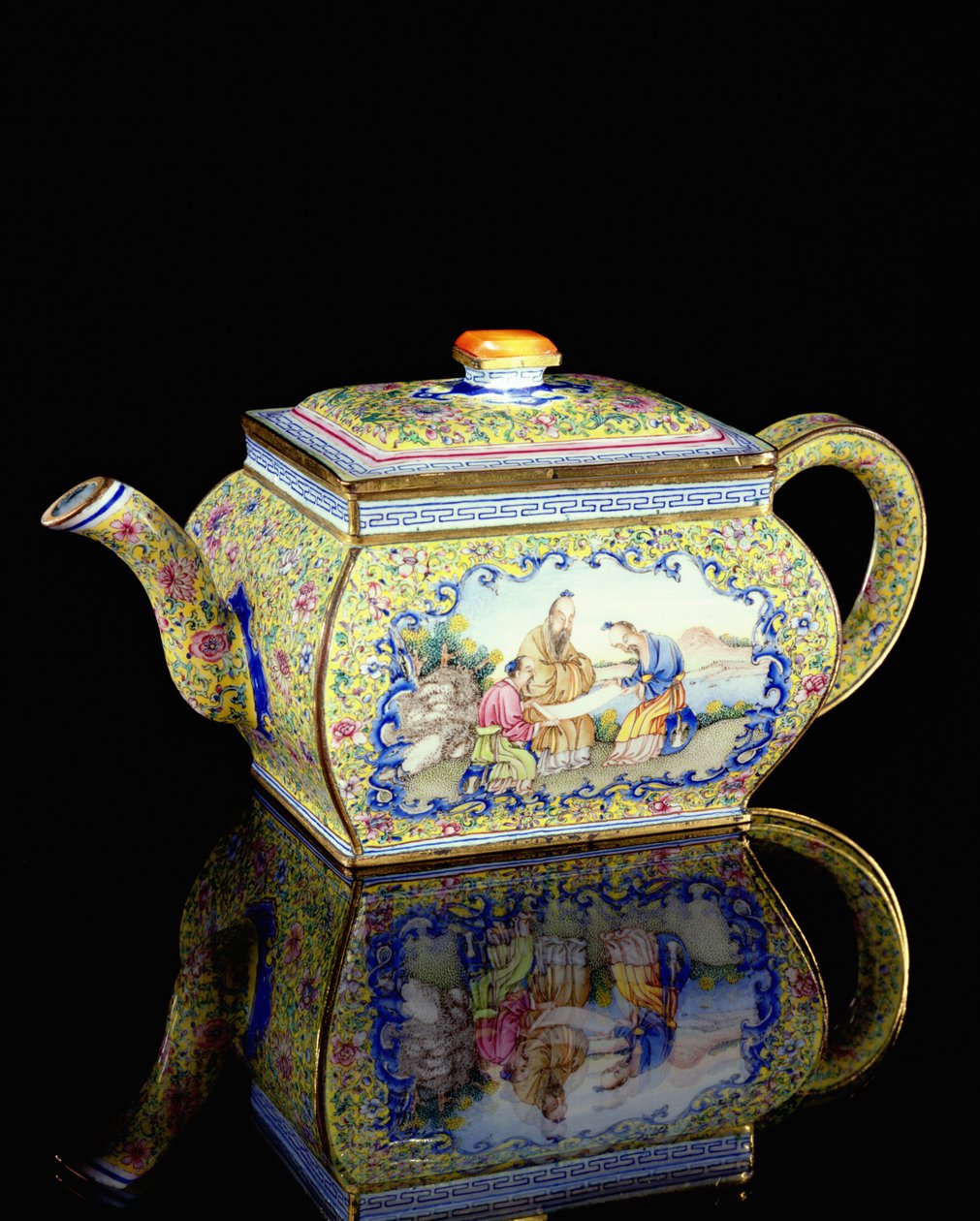Emalilla koristeltu teekannu, Qianlong-kausi, 1736-95 (keraaminen) tekijältä Chinese School