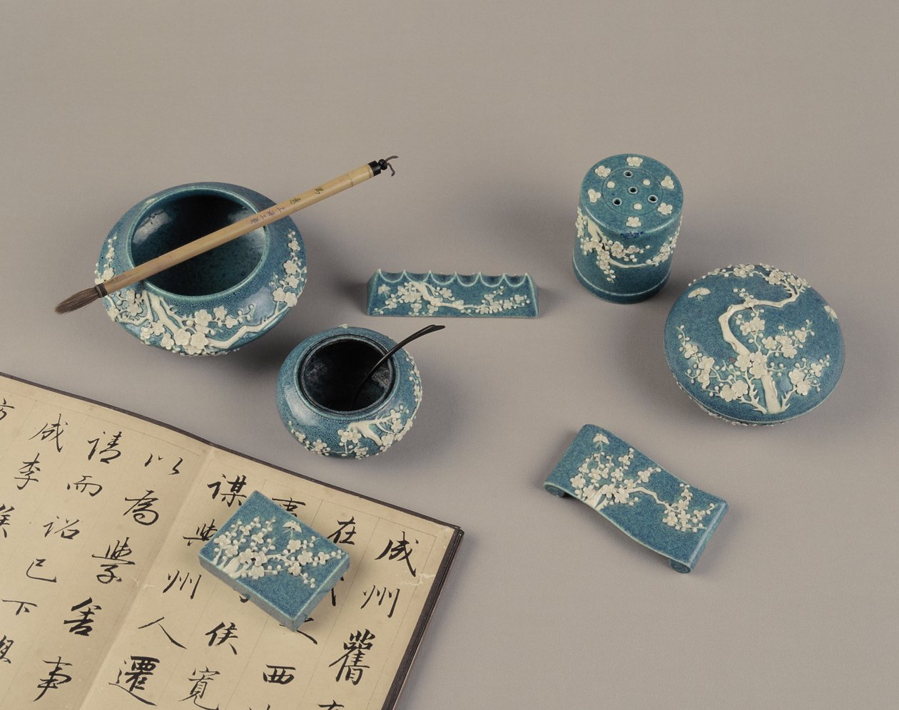 Työkalut kiinalaiseen kalligrafiaan (sekoitettu media) tekijältä Chinese School