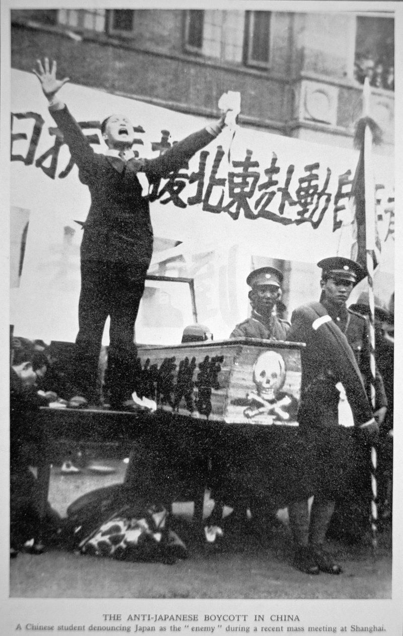 Kiinalainen opiskelija, joka tuomitsi Japanin vihollisena Shanghaissa pidetyssä joukkokokouksessa osana Kiinan Japanin vastaista boikottia vuonna 1932 tekijältä Chinese Photographer