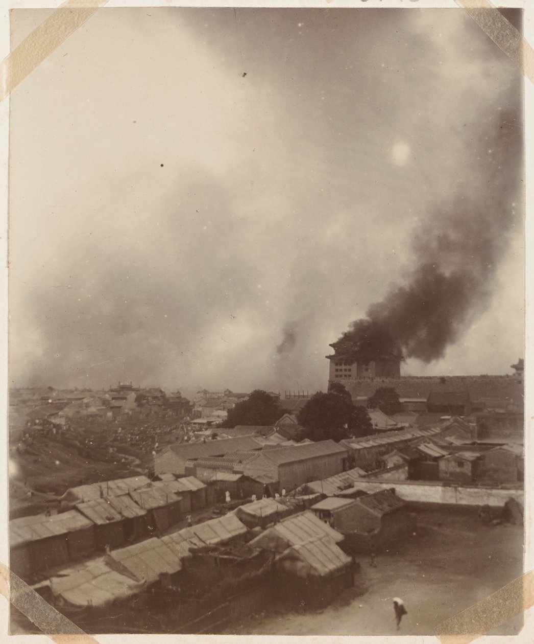 Suuri tulipalo Pekingin pääportilla, 1900 tekijältä Chinese Photographer