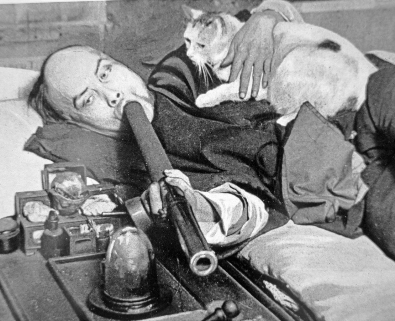 Chinatown, San Francisco - tupakoiva oopiumi, n. 1900 (b/w valokuva) tekijältä Chinese Photographer