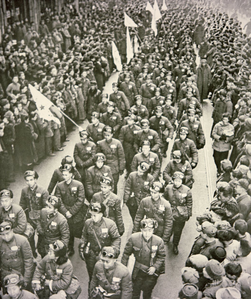 Kiinan lääketieteellinen joukko lähdössä Shanghaista Koreaan vuonna 1951 (b/w kuva) tekijältä Chinese Photographer