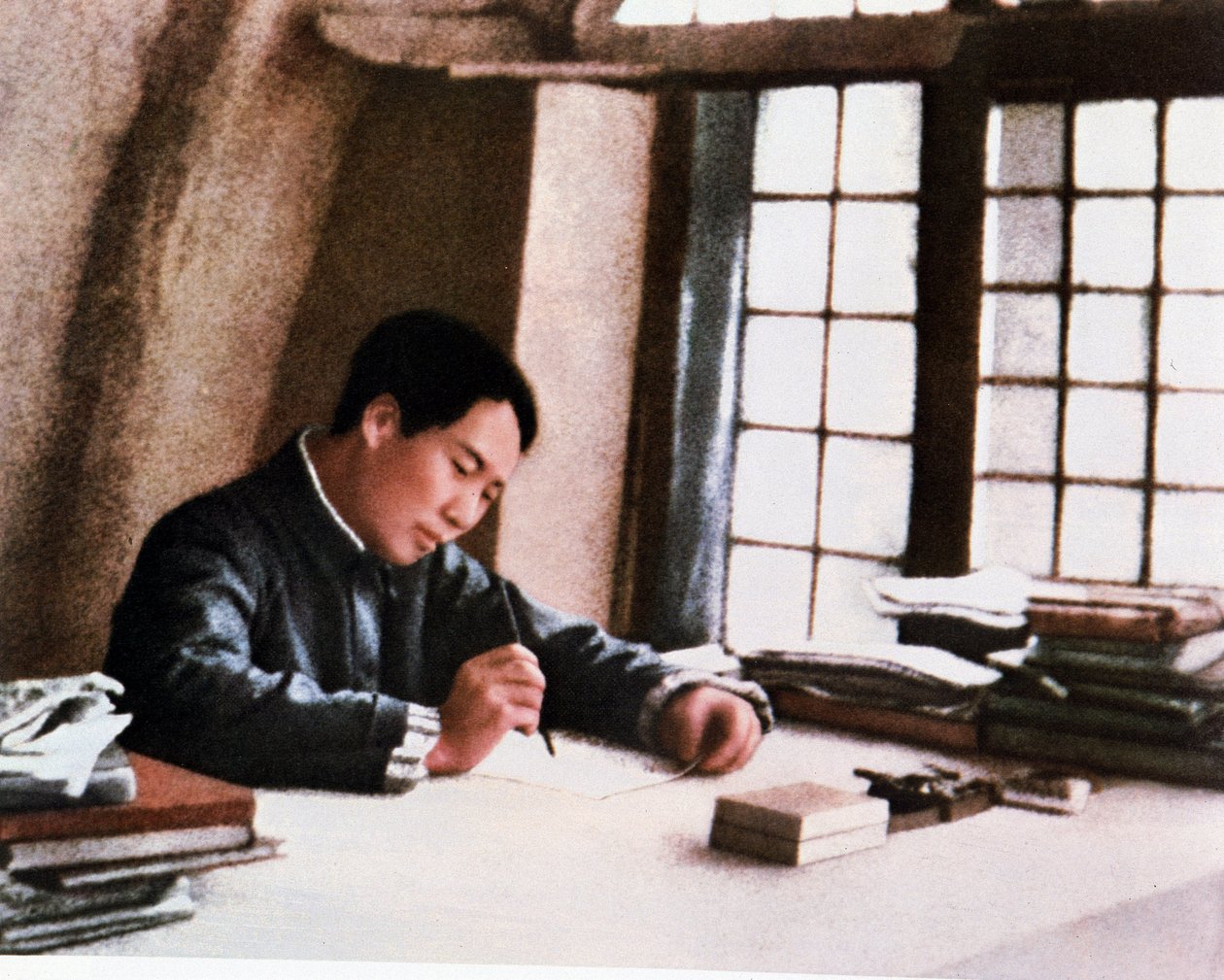 Mao kirjoitti teoksensa "" Pitkästä sodasta"" luolassa Yenanissa tekijältä Chinese Photographer