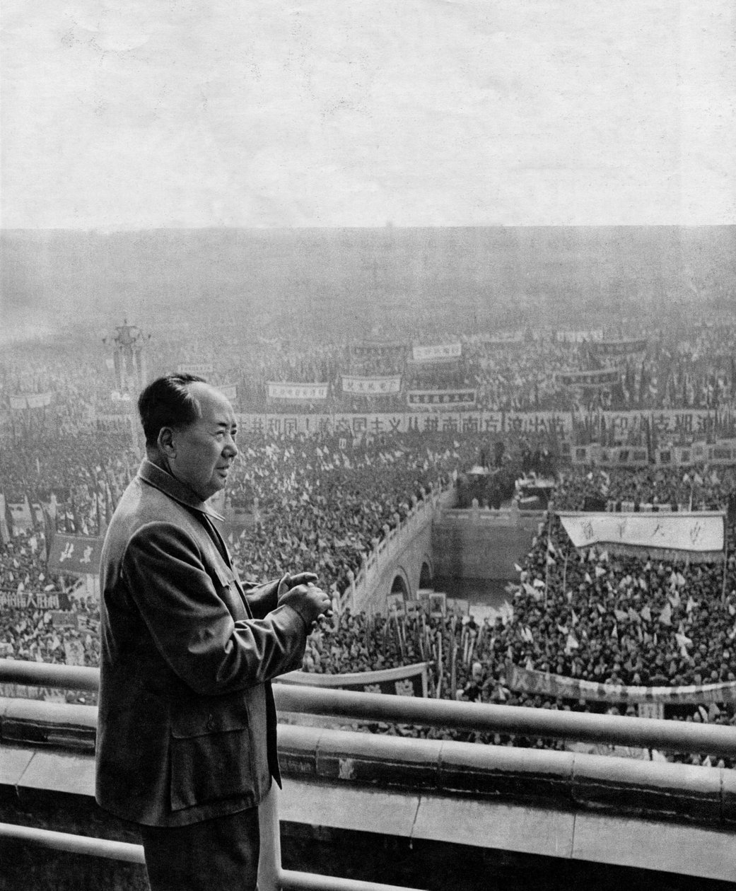 Kiinan valtionpäämiehen Mao Tse-Tungin (Mao Ze-Dong tai Mao Zedong tai Mao Tse Toung tai Mao Tso Tong) (1893-1976) muotokuva kommunistisen puolueen muistotilaisuudessa. Kiina, noin vuonna 1960. tekijältä Chinese Photographer