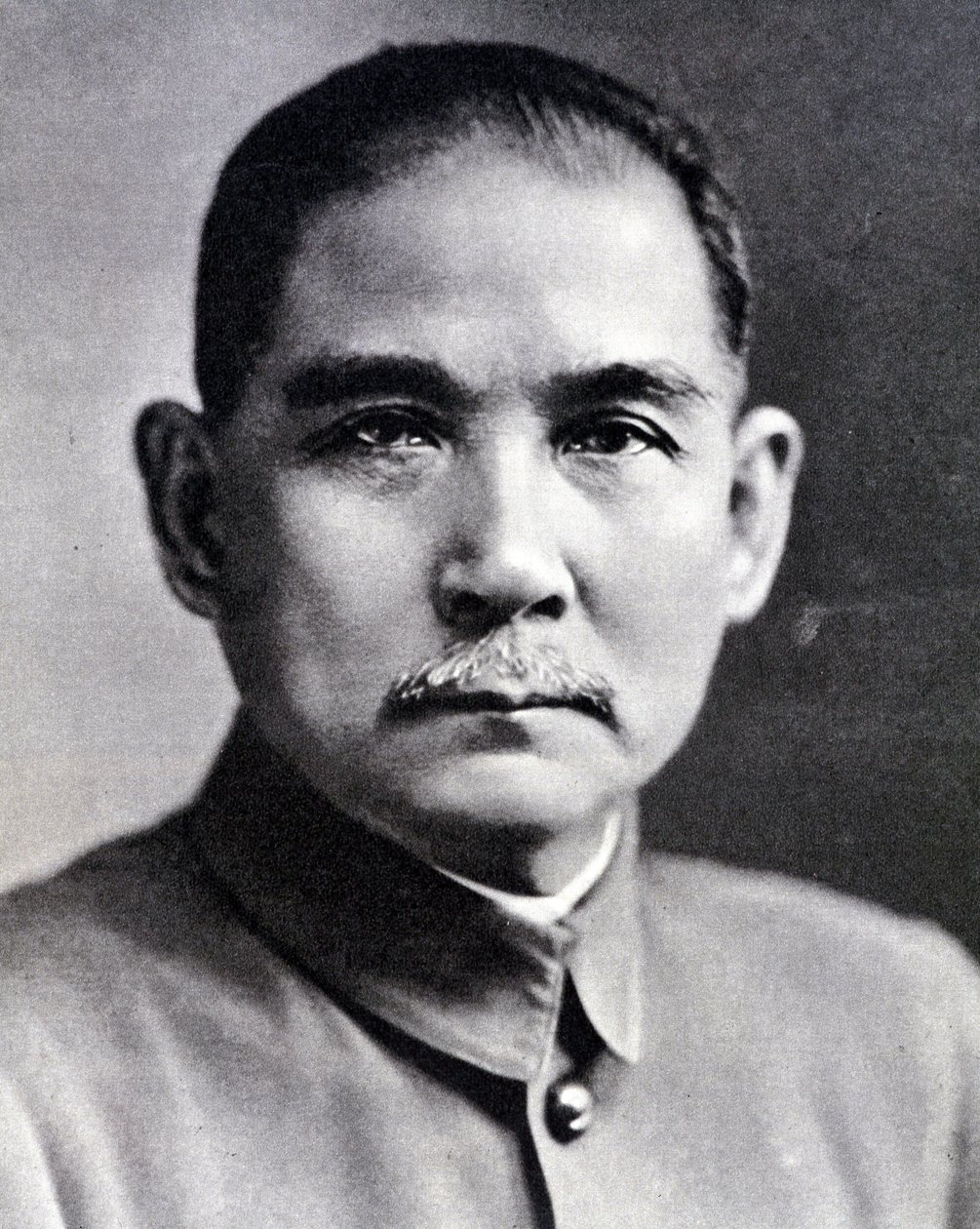 Muotokuva Sun Yat-senista (Yat Sen, Zhongshan) (1866-1925), kiinalainen vallankumouksellinen ja valtiomies. tekijältä Chinese Photographer