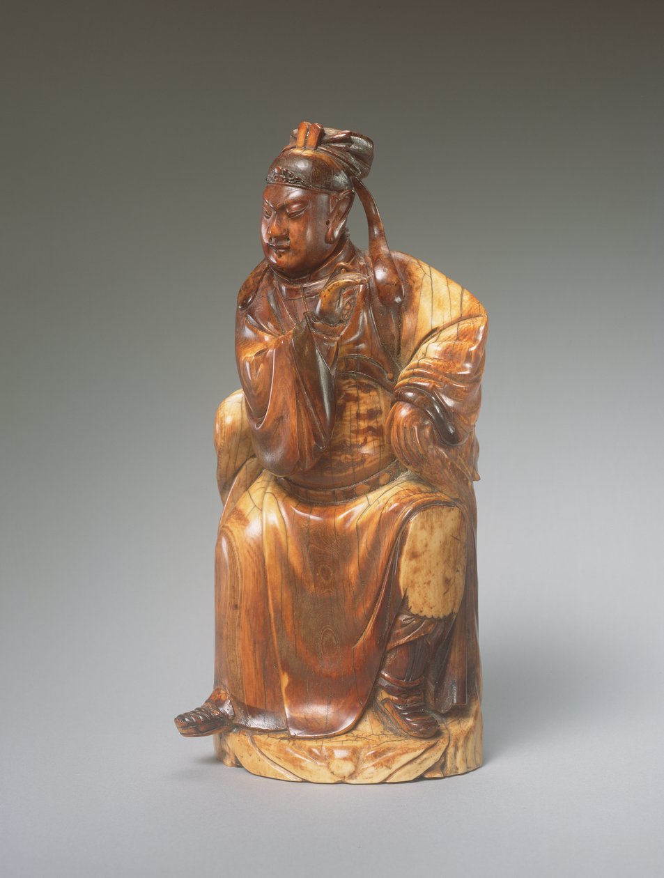 Guandi-hahmo, joka istuu, 1300-1400-luku (veistetty norsunluu) tekijältä Chinese School