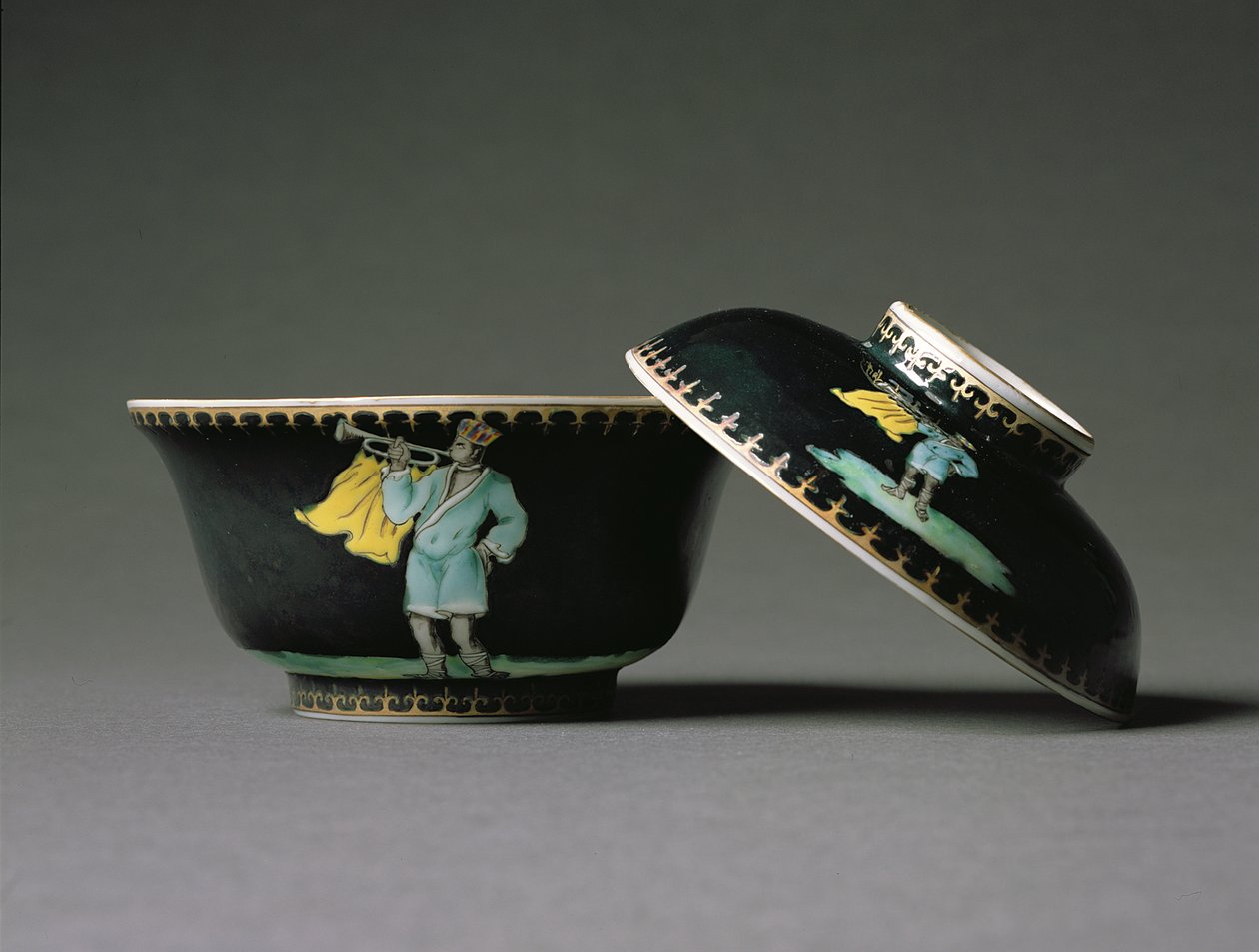Sokerikulho ja kansi, Qianlong-kausi (1736-1795) n. 1740 (posliini) (katso myös 314530) tekijältä Chinese School
