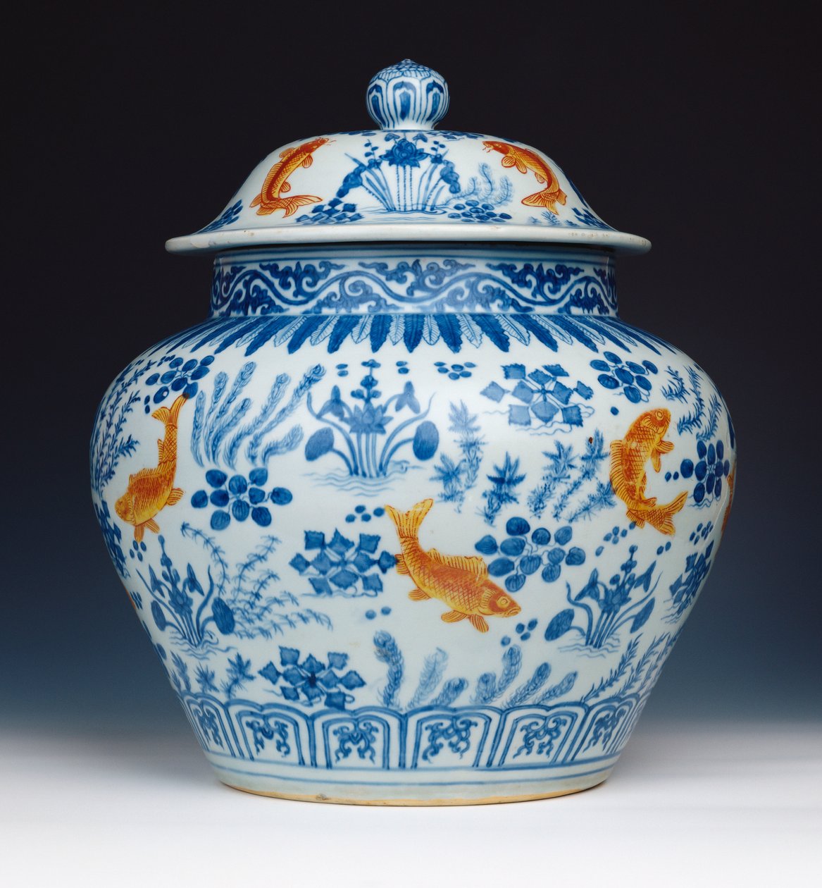 Emaloitu sinivalkoinen "Fish" purkki ja kansi, 1522-1566 tekijältä Chinese School