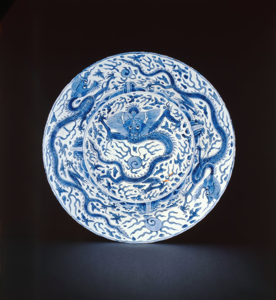 Sinivalkoinen lohikäärmeillä maalattu astia, Wanli tai Chongzheng, 1600-35 (posliini) tekijältä Chinese School
