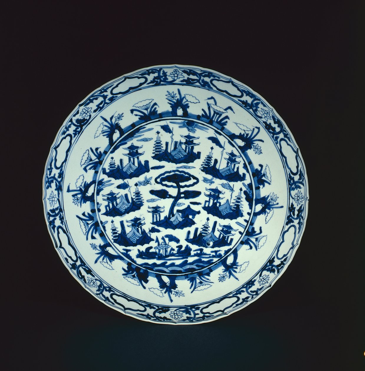 Sinivalkoinen astia maalattu kivisaarilla ja paviljongilla, Wanli tai Tianqi, 1600-25 (posliini) tekijältä Chinese School