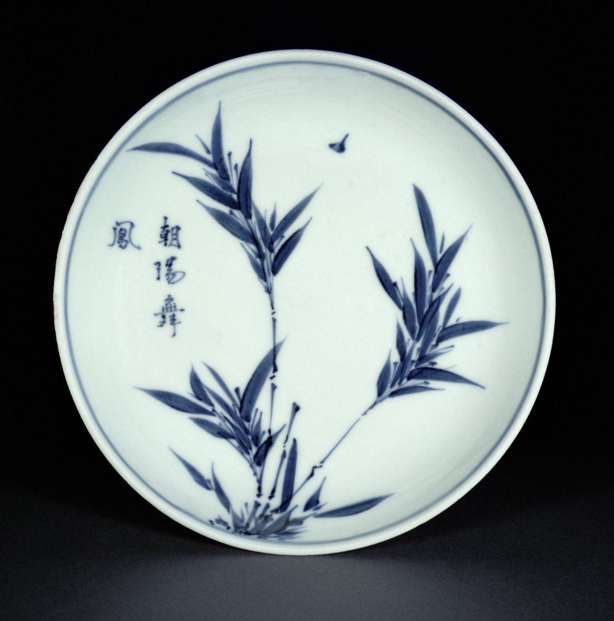 Sinivalkoinen kosometsuke-lautanen bambulla ja kalligrafialla maalattu, Tianqi-merkki ja aikakausi, 1621-27 (posliini) tekijältä Chinese School