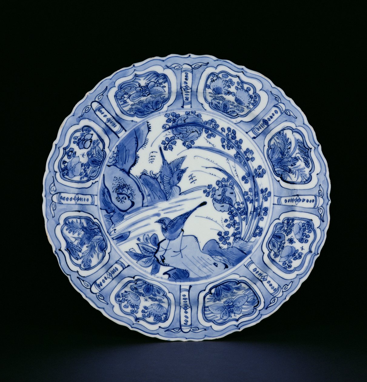 Sinivalkoinen kraakkilautanen maalattu linnuilla maisemassa, jalohaikaramerkki, Wanli, 1595-1605 (posliini) (ks. 205991) tekijältä Chinese School