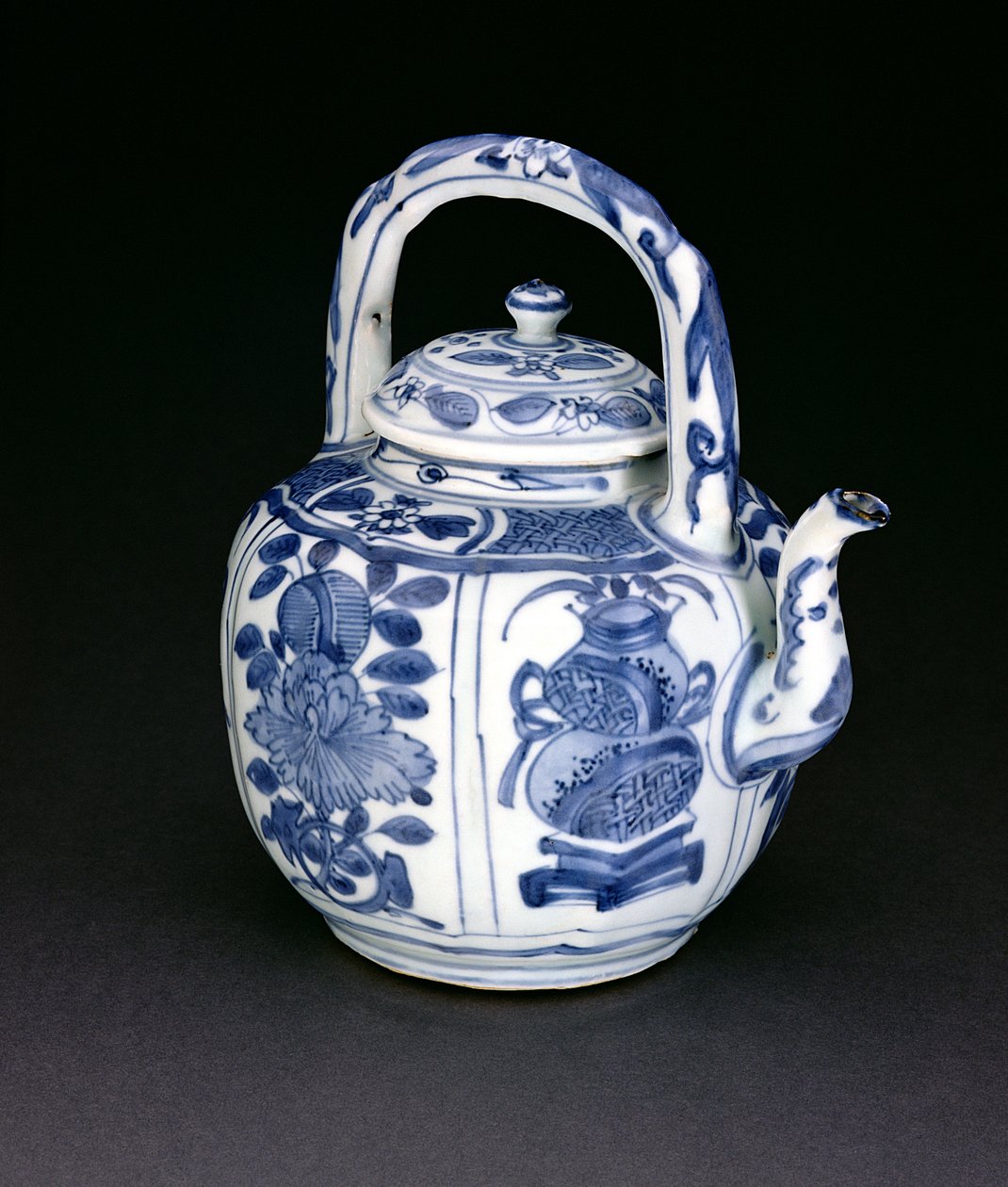 Sinivalkokraak viinipannu, Wanli, 1590-1610 (posliini) tekijältä Chinese School