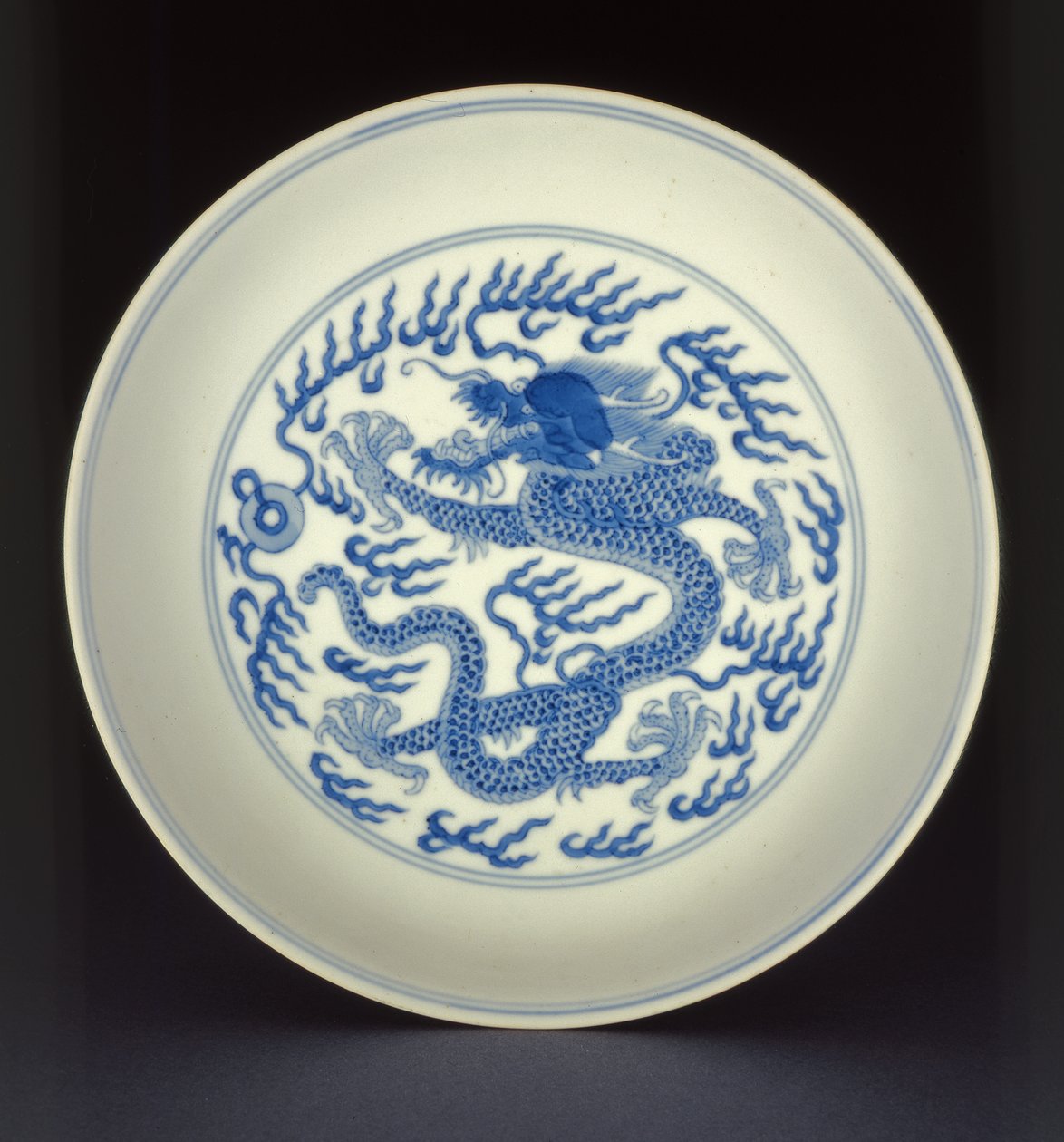 Sinivalkoinen posliiniastia maalattu lohikäärmeellä, Qianlong-merkki ja aikakausi, 1736-1795 (posliini) tekijältä Chinese School