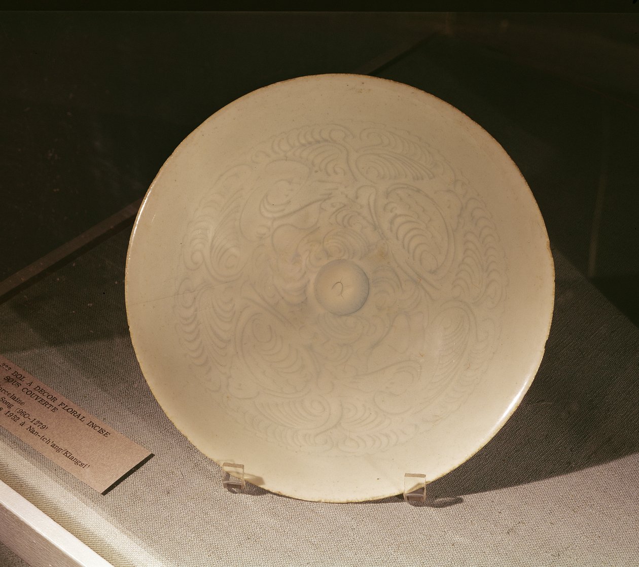 Kulho, jossa on leikattu kukkakoristeet, Nanchangista, Jiangxin maakunnasta, Sung-dynastiasta, 1100-1200-luvulta (posliini) tekijältä Chinese School