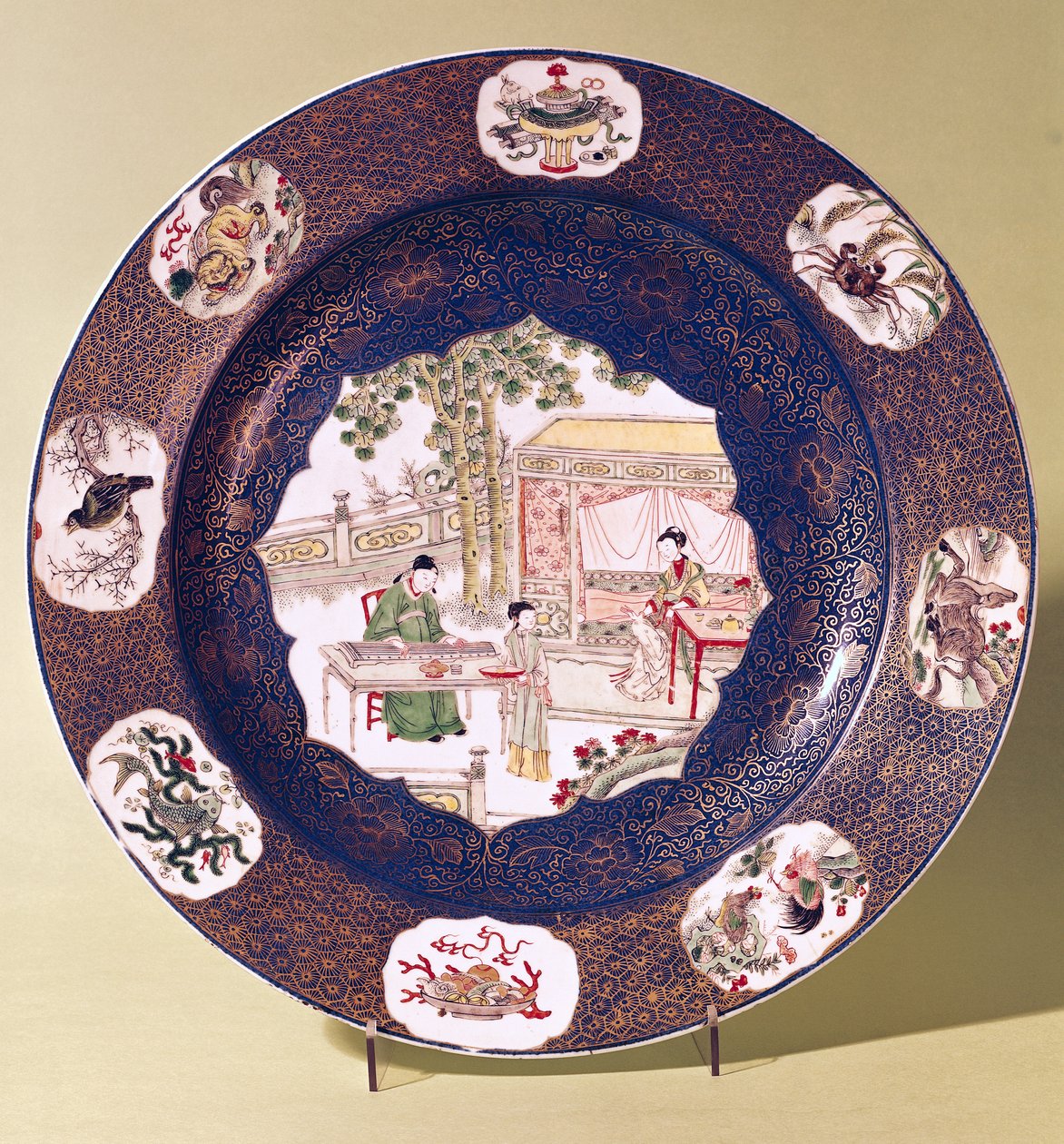 Pyöreä astia, jossa musiikkikohtaus, Kangxi-kausi (1662-1722) (posliini) tekijältä Chinese School