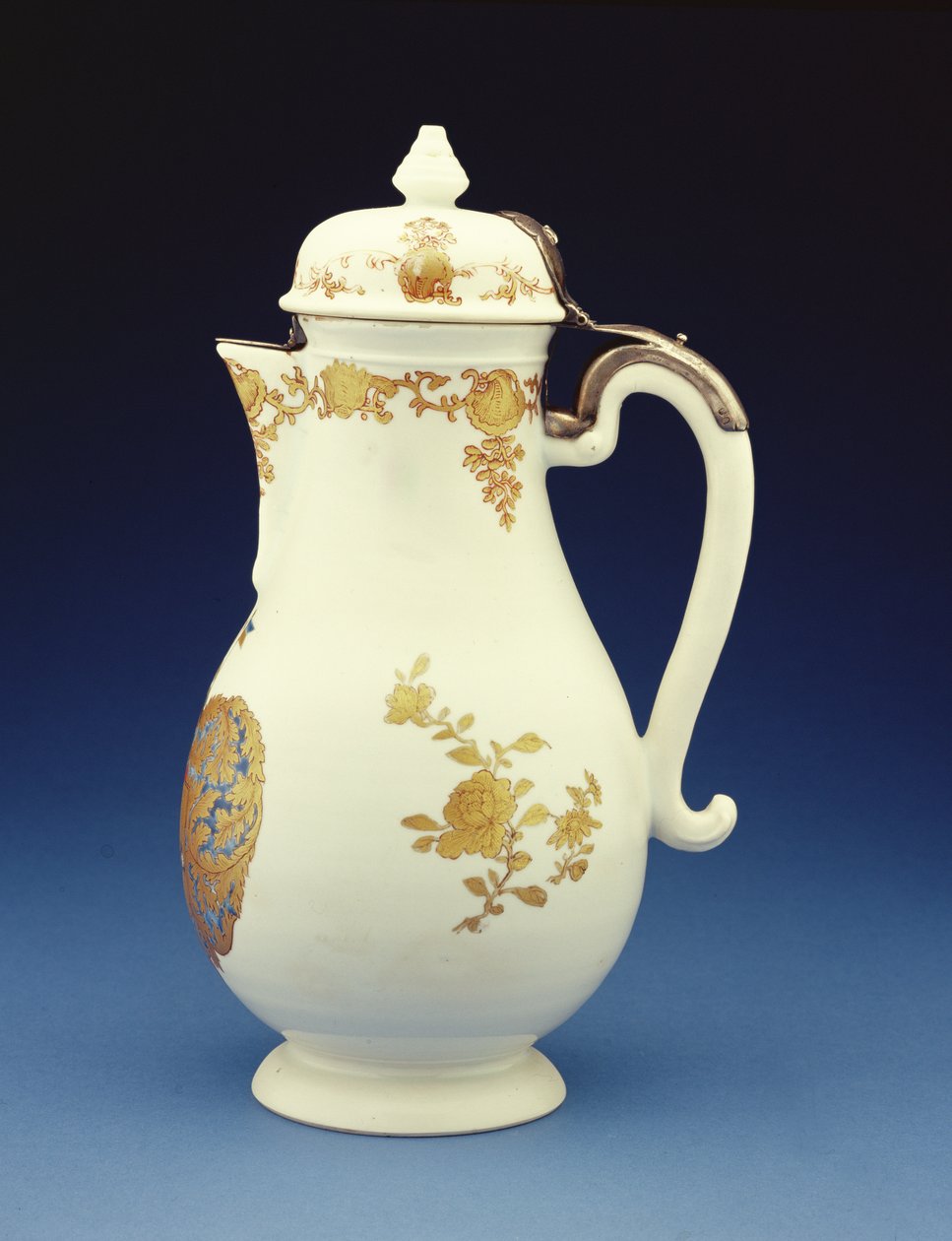 Meissen-muotoinen kahvipannu, joka on koristeltu pääosin kullatulla Gustav Gabriel Loodhin käsivarsilla, Qianlong-kauden (1736-95) (posliini) (sivukuva 210133) tekijältä Chinese School