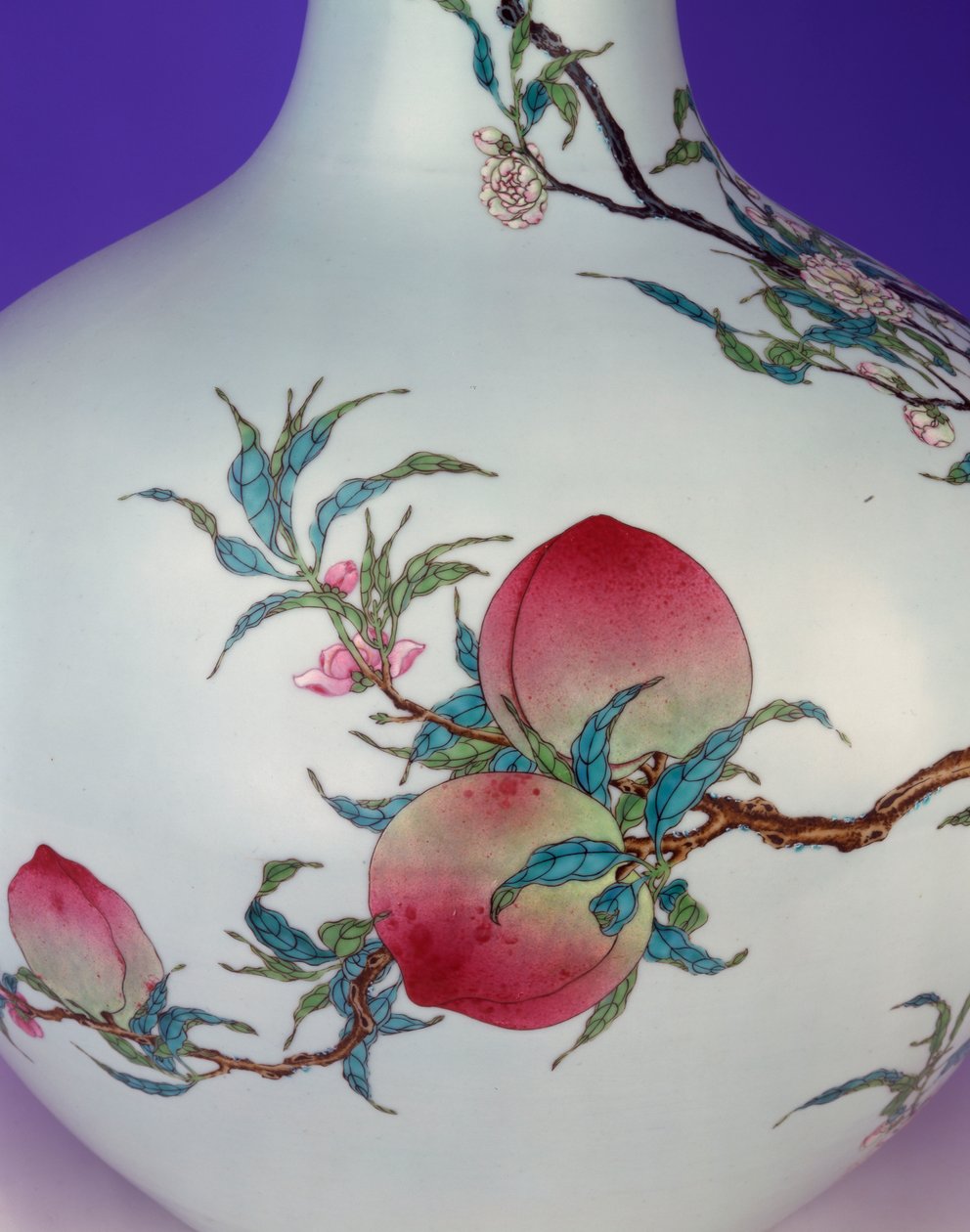 Yksityiskohta upeasta Famille Rosen yhdeksän persikan muotoisesta pallomaisesta pullomaljakosta, 1735-1795 tekijältä Chinese School