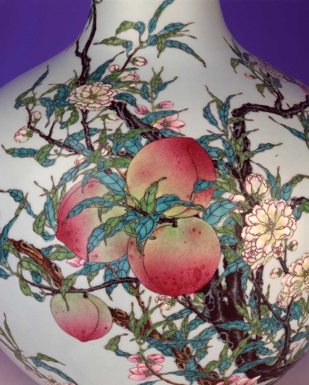 Yksityiskohta upeasta Famille Rosen yhdeksän persikan muotoisesta pallomaisesta pullomaljakosta, 1735-1795 tekijältä Chinese School