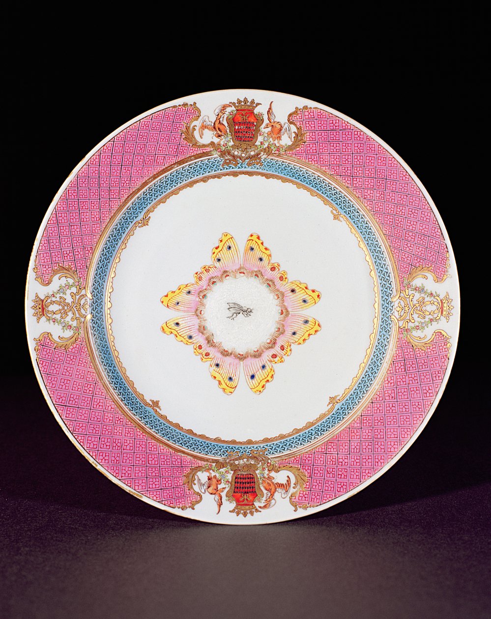 Ruokalautanen maalattu Famille Rose -emeleillä Grimaldi di Castron käsivarsilla, Yongzheng-kauden (1723-35) n. 1735 (posliini) tekijältä Chinese School