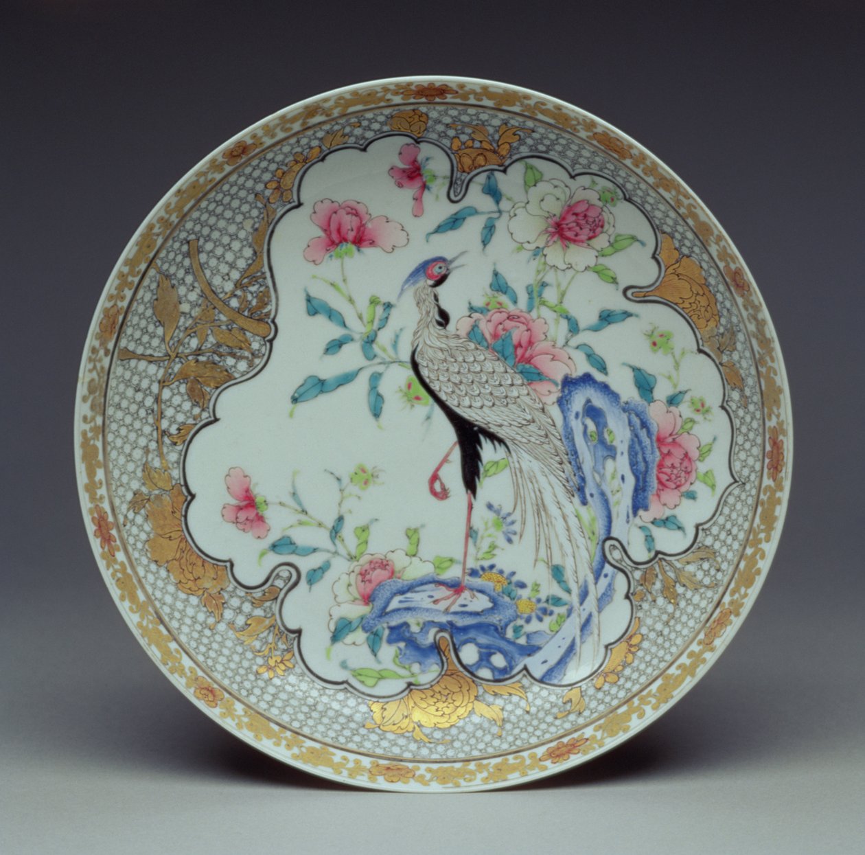 Pitkähäntäisellä linnulla, kivillä ja kukilla maalattu astia, Yongzheng-kausi, 1725-35 (munankuoriposliini) tekijältä Chinese School