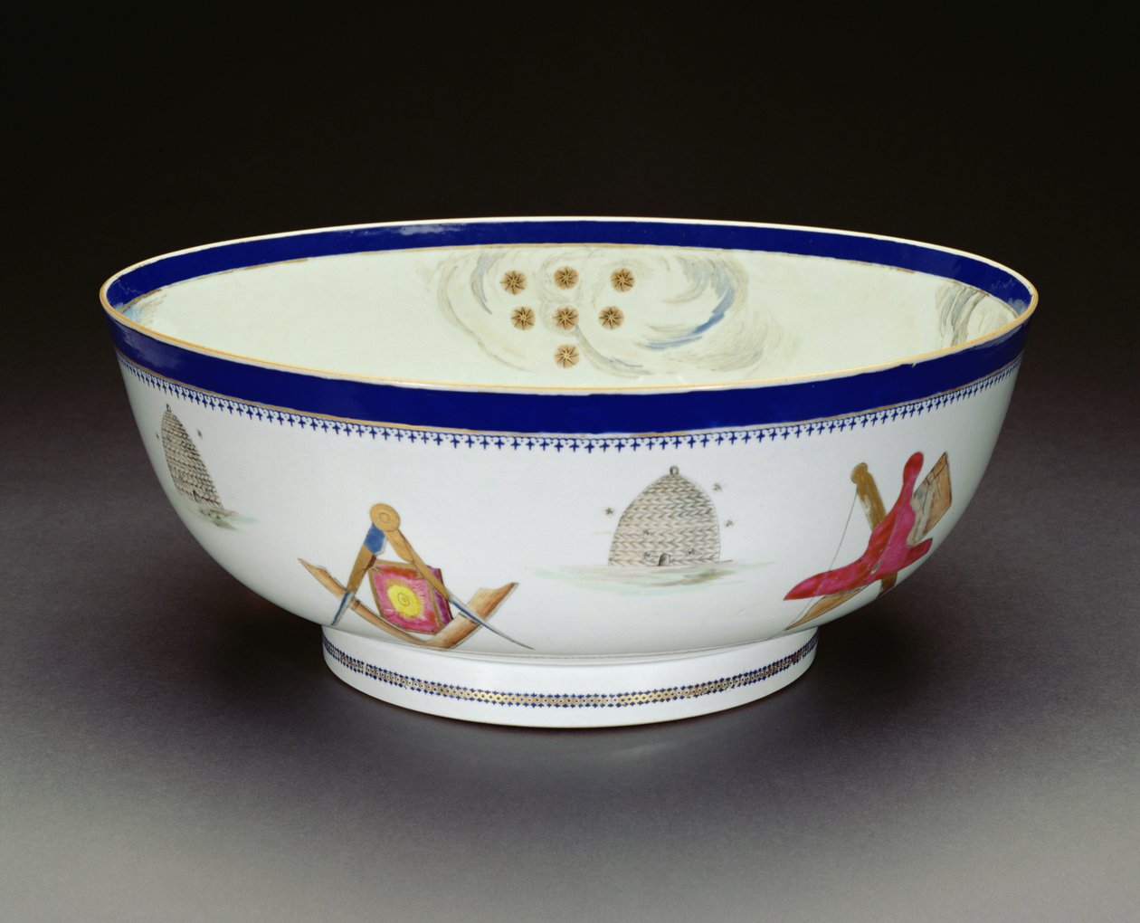 Famille Rose Export vapaamuurarien kulho, Qianlong-kausi, 1736-95 (posliini) (katso myös 133044 & 133046) tekijältä Chinese School