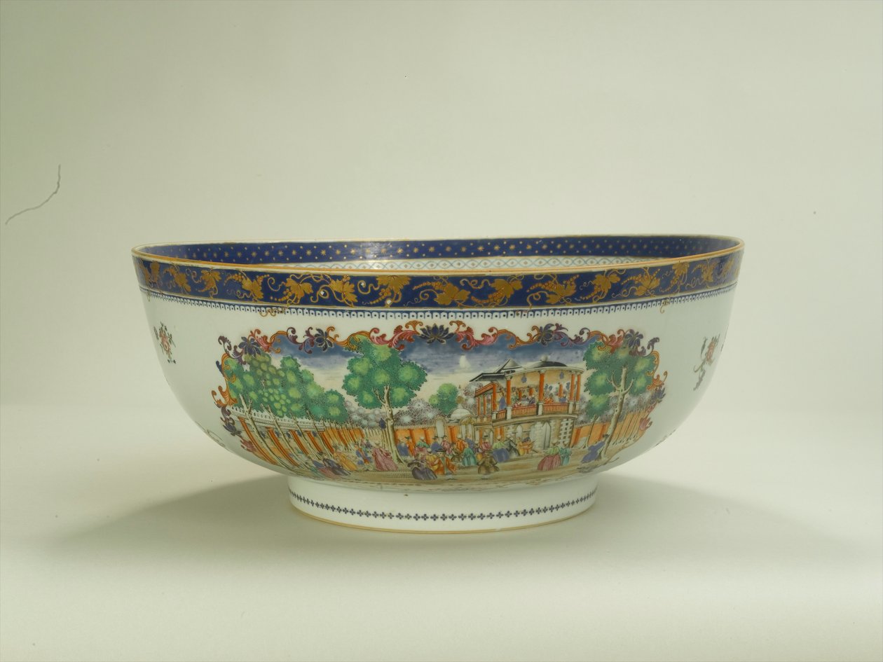 Famille-ruusukuppi soikealla lehvistöpaneelilla, joka kuvaa Grand Walkia, Vauxhall Gardensia 1750-luvulla, Qianlongin ajanjaksoa (1736-95) n. 1790 (keraaminen) (katso myös 294698) tekijältä Chinese School