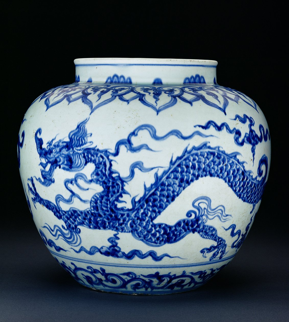 Lohikäärmeellä maalattu pallomainen purkki (posliini) (katso 176593) tekijältä Chinese School