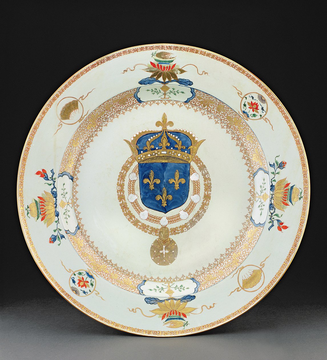 Suuri asevarasturi Ranskan kuninkaan käsivarsilla, n. 1730 (posliini) tekijältä Chinese School