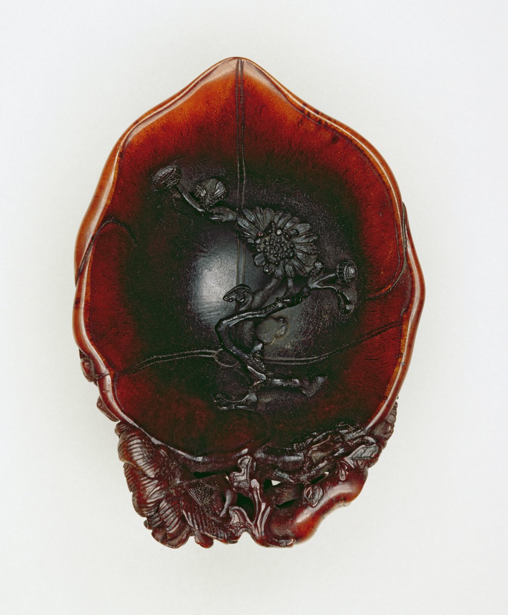 Libation cup, Qianlong-kausi 1736-1795 (veistetty sarvikuonon sarvi) (katso 142653-5 ja 142692) tekijältä Chinese School