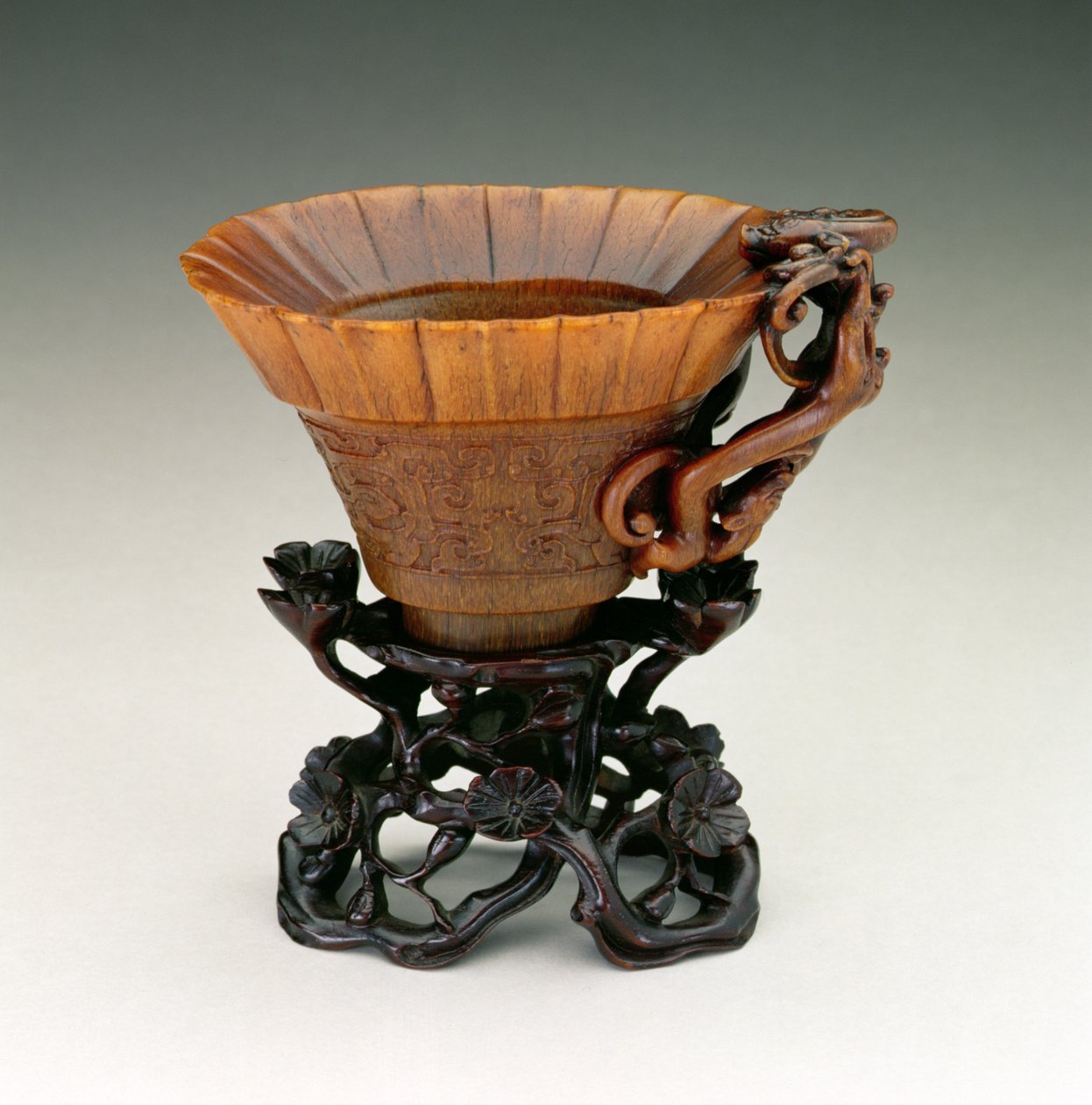 Libation cup, Qianlong-kausi 1736-95, Ching-dynastia, kiinalainen, 1600-luvun puoliväli (veistetty sarvikuonon sarvi) (katso 142638, 142654-5) tekijältä Chinese School