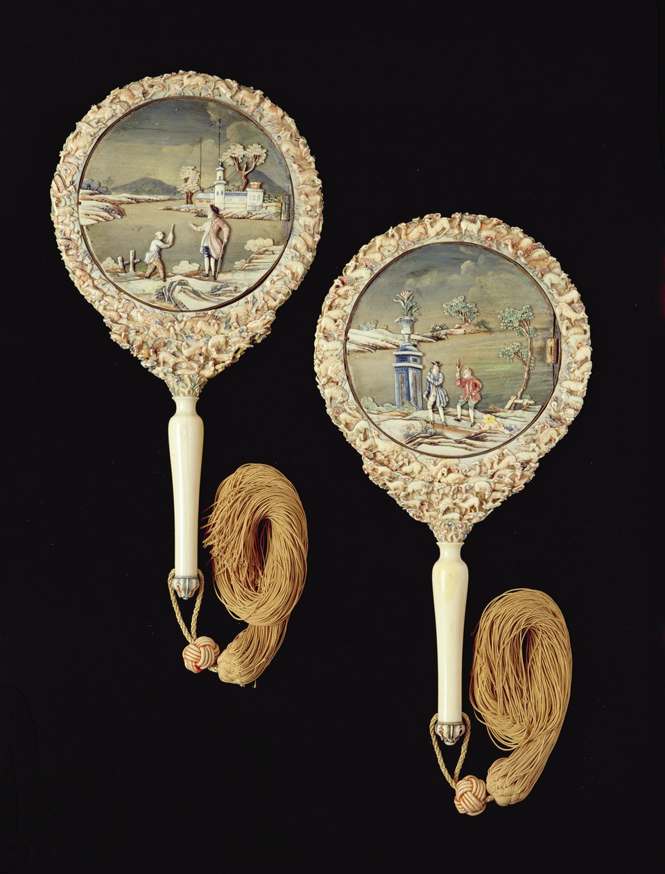 Pari käsipeiliä, luultavasti valmistettu Kantonissa, Qianlong-kaudella, 1736-95 (monivärinen norsunluu) (katso 207209) tekijältä Chinese School