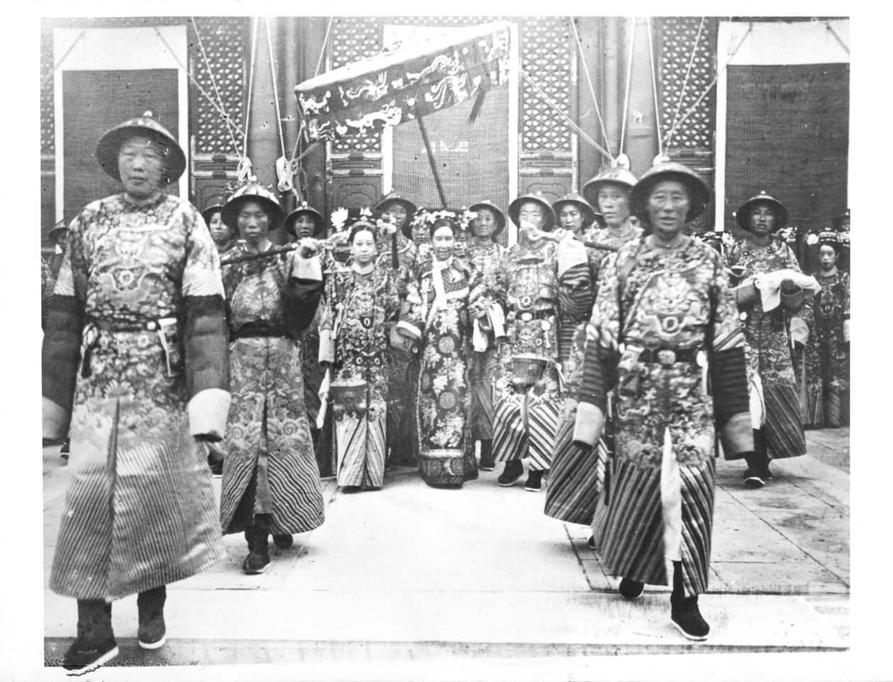 Muotokuva TzU-Hsista (1835-1908) Kiinan keisarinna rouva, odotusnaiset ja vartijat tekijältä Chinese School