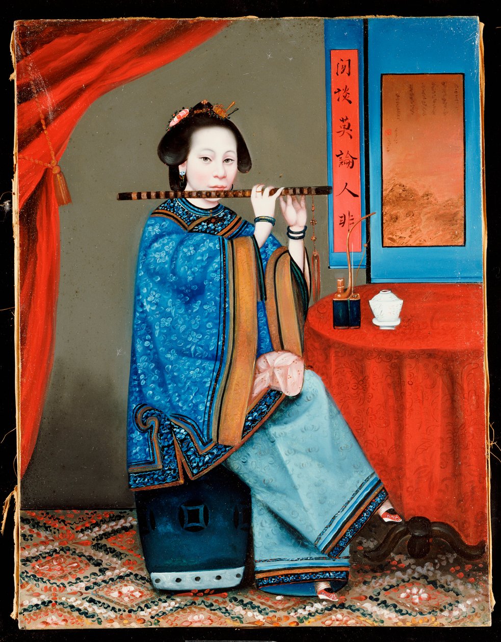 Muotokuva hovirouvasta, joka istuu sinisessä kaapussa, soittaa huilua, piippu ja teekuppi pöydällä vierellään, 1800-luvun loppu tekijältä Chinese School