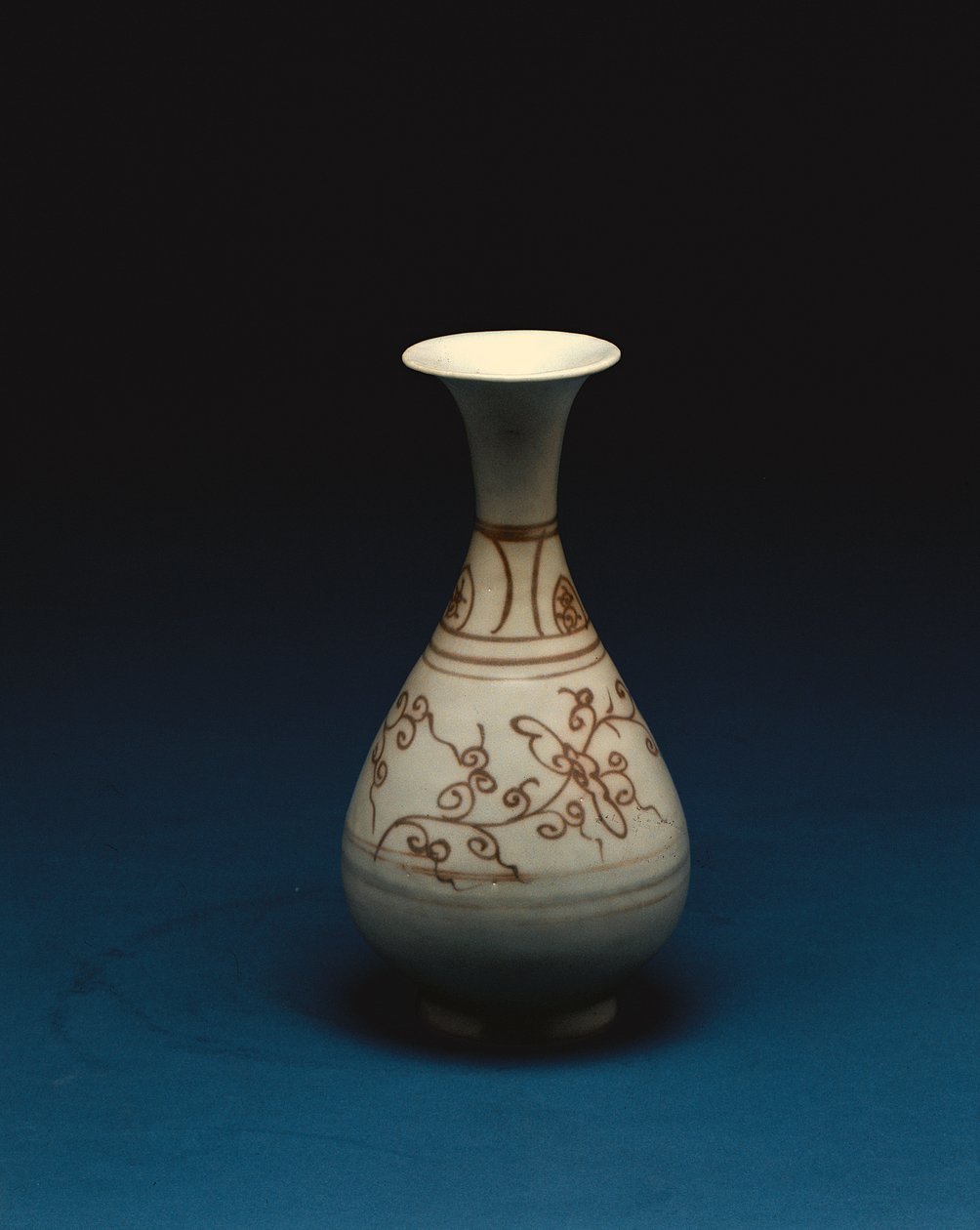 Punainen aluslasipullo, Yuhachan, Yuan-dynastia, 1300-luku tekijältä Chinese School
