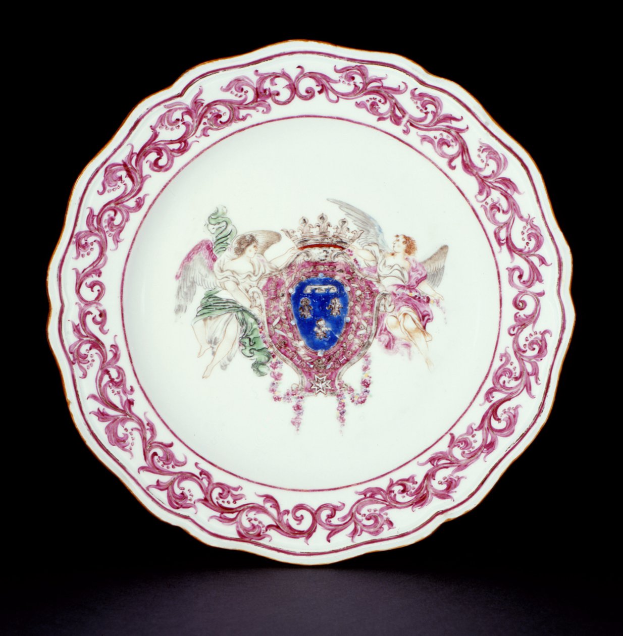 Rose Famille -ruokalautanen ja Ranskan käsivarret, Qianlong-kausi (1736-95) n. 1765 (posliini) tekijältä Chinese School