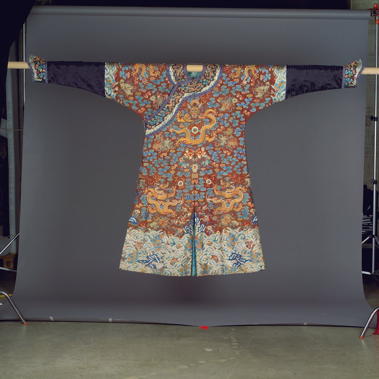 Puolimuodollinen kaapu (lohikäärmesuunnittelulla) (silkki) tekijältä Chinese School